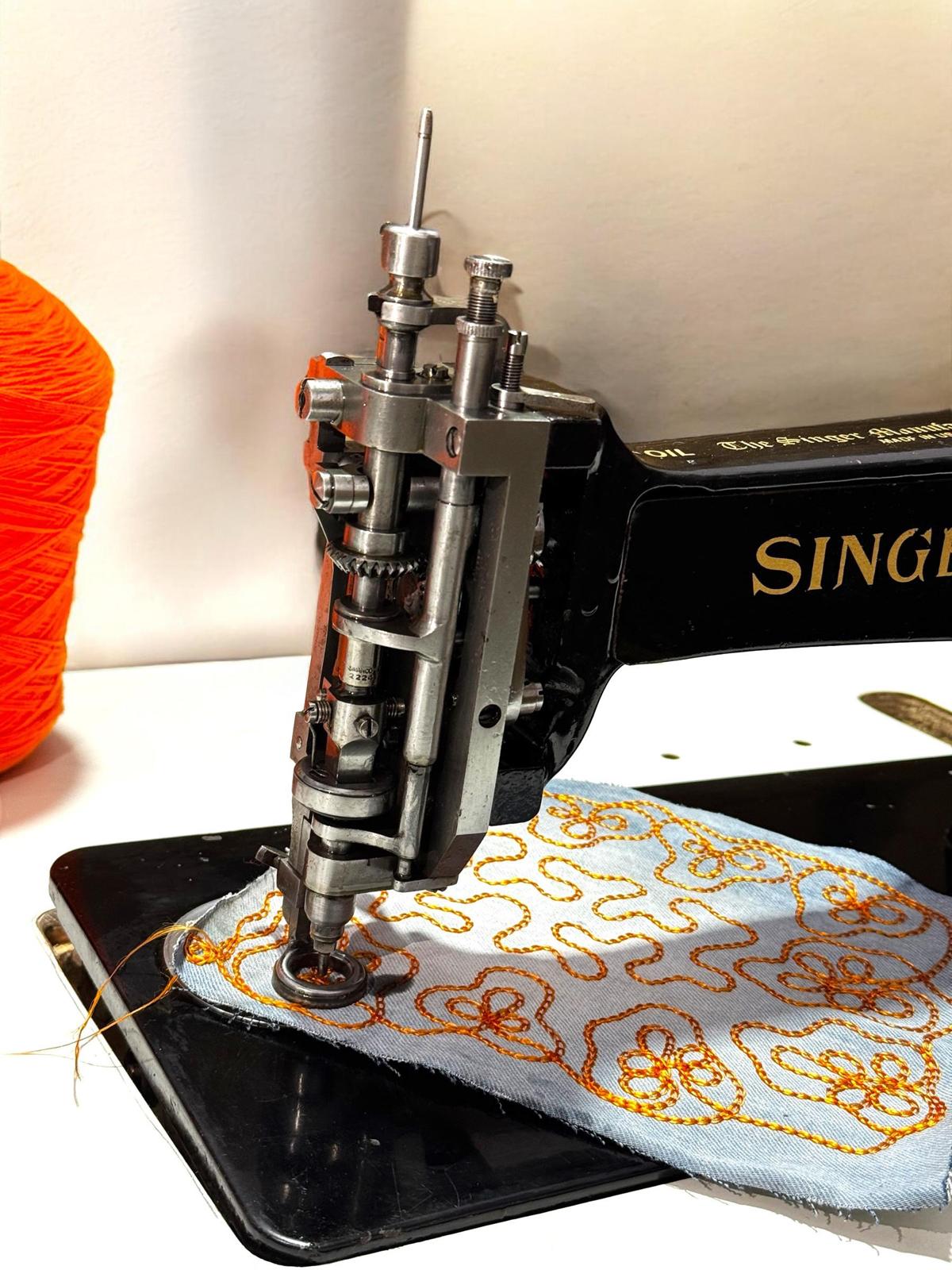 Singer 114w103 vintage embroidery chain & moss stitch machine *Head only*